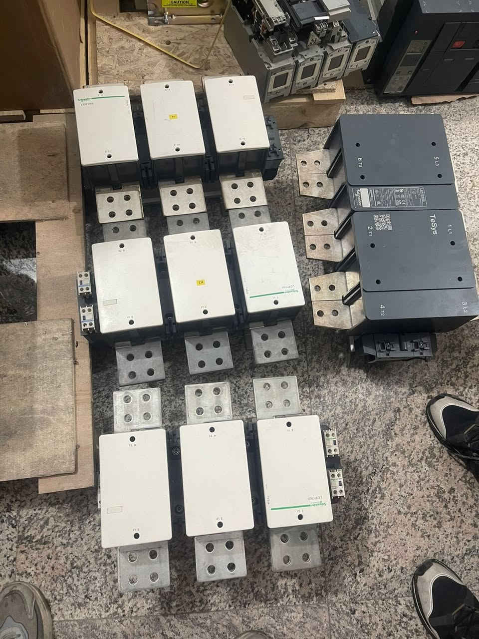 قواطع وكونتكترات احجام كبيره من16امبي   25امبير 50امبير 80امبير 125امبير 160امبير 250امبير 500امبير 700امبير 1000امبيو 1600امبير 2500امبير قواطع موتورايزات شنايدر اي بي بي بسعر مناسب وتنافسي لاستفسار اتصل ***********واتساب
