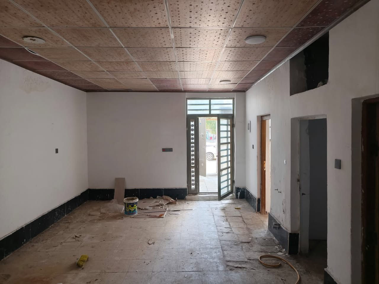 بيت الايجار مساحته 120 متر يحتوي على 3 غرف و صاله وتخاريج مكان حي المكرمه قرب سوق المسكف 
*********** مكتب ارض النجف
