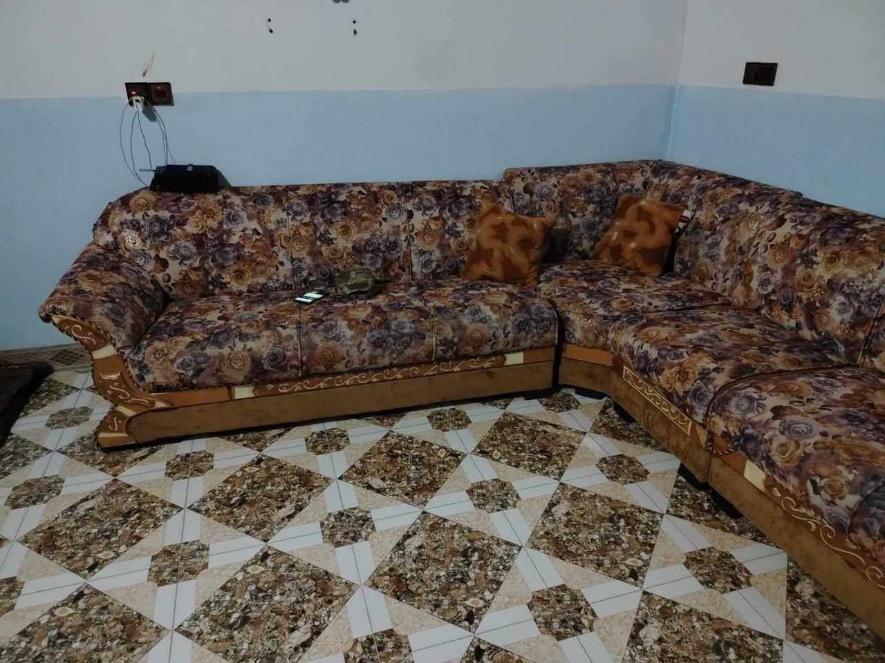 السلام عليكم تخم قنفات للبيع نضيف جداً السعر 250 وبي مجال المكان تكريت قرية حماد شهاب رقم ***********
