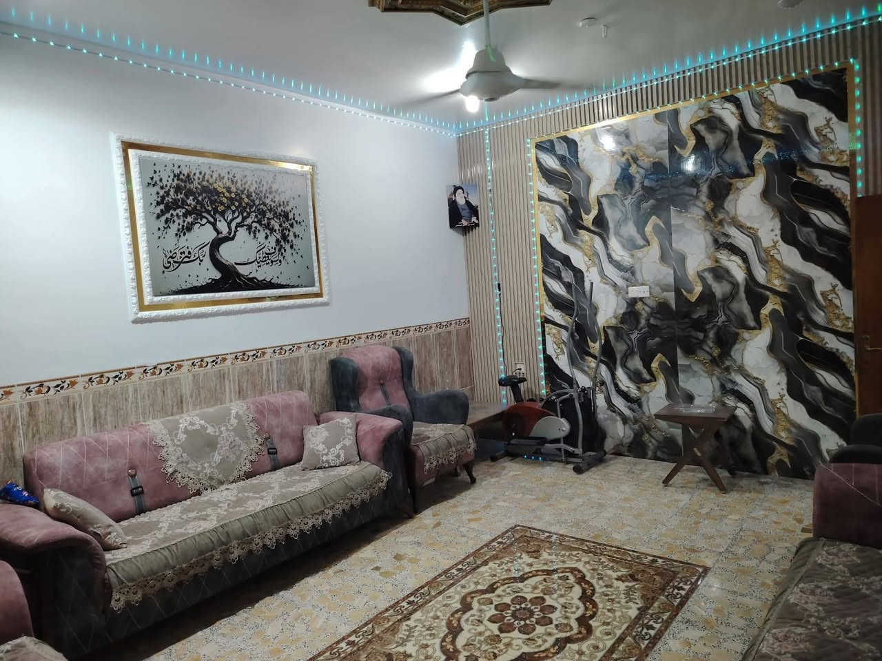 السلام عليكم ، بيت ركن للبيع يحتوي على استقبال وهول وغرفة نوم ومطبخ وترك ومنور 
ويحتوي على 2غرفه بالسطح 
وعنوان البيت 
ديالى 
 منصورية الشط في شارع عباس حاتم 
والتواصل عبر الهاتف📲***********
