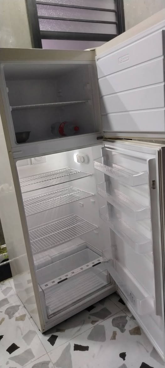 ثلاجة للبيع السعر ٢٥٠ وبيها مجال
***********
