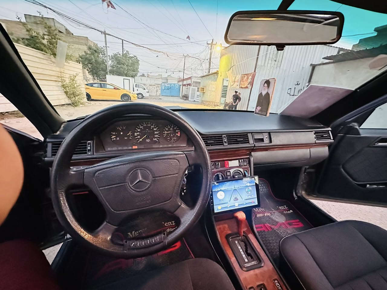 السلام عليكم 
من بعد أذن صاحب الكروب المحترم
السيارة للبيع اعتذر عن المراوس 
 دب 1991 
مصبوغة عام 
مقاعد كهرباء 
جام كهرباء 
سنتر لوك ريموت
فتحة سقف 
لايت زنون 
بلاديه  محرك 300عنكبوت
قواعد سليمات 
جاهزة والحمدلله 
بأسمي تحويل مباشر 
سعرها $74 مجالها حگ جيتها 
مكانها بغداد مدينه الصدر 
اي استفسار ***********
