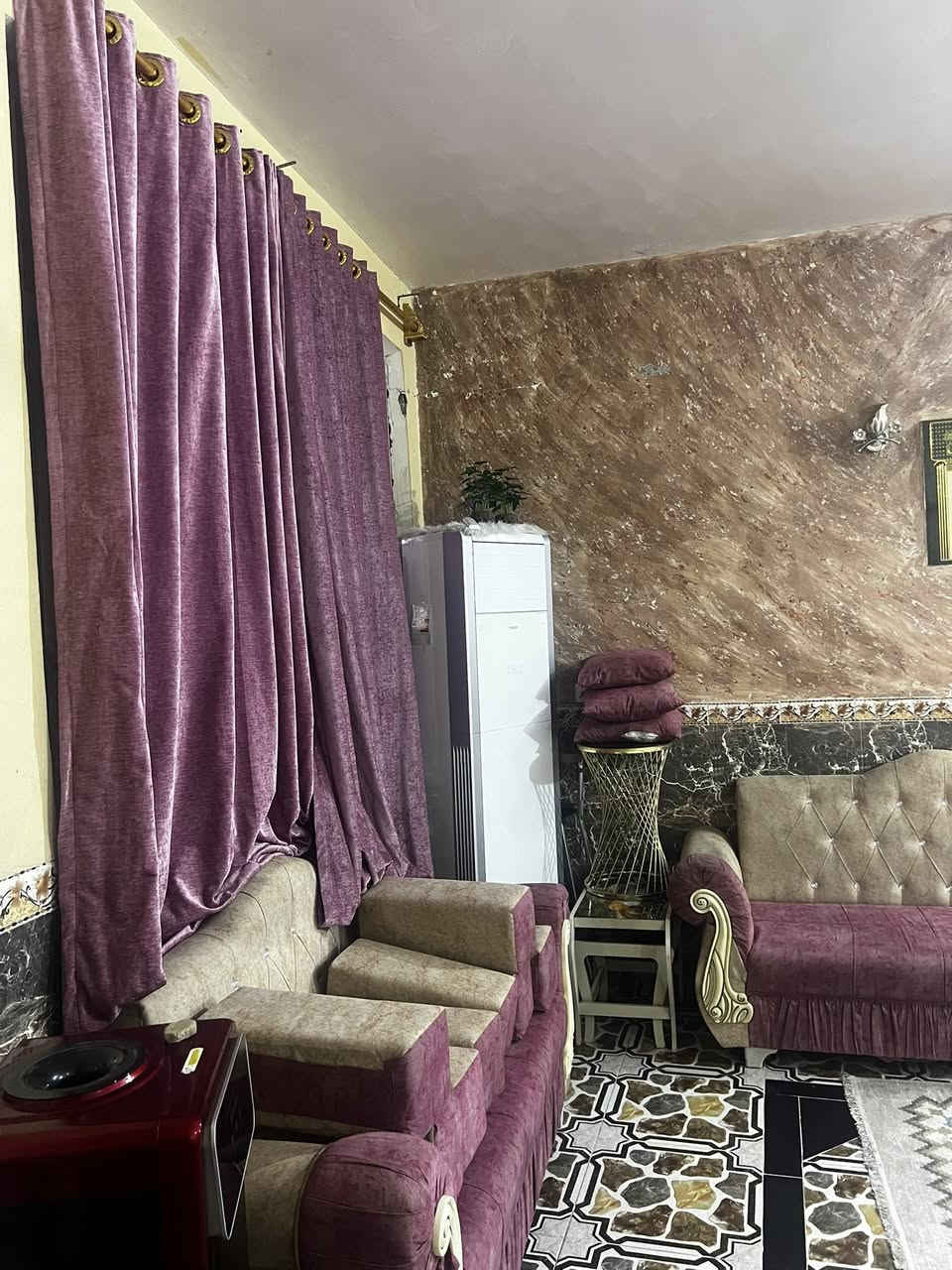 دار للبيع 240م بنا درجه اولى منطقه حواس 
تحتوي على 4غرف نوم عنوان خلف معرض حجي ناطق 
2مطابخ 
حمامات 2
كراج سيارة 
والبنا كدامكم واظح
***********
