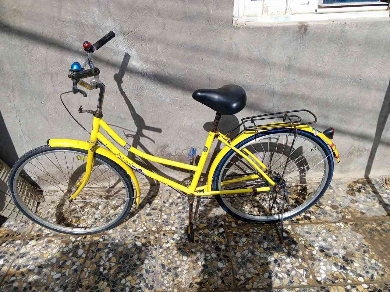 السلام عليكم بايسكل بناتي حجمة 26 مكاني بغداد مدينة الصدر حي طارق شارع الوسط الشراي يجي خاص او يتصل على الرقم:***********
