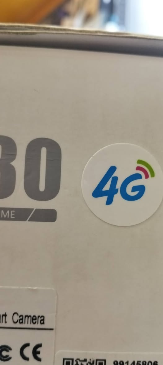 السلام عليكم ... كامرة 4G تاخذ شريحة ...
 السعر (45) مع التوصيل ...
هذا المنتج عبارة عن كاميرا مراقبة ذكية تعمل بالطاقة الشمسية من نوع V380، وهي مصممة للاستخدام الخارجي وتوفر ميزات متقدمة للمراقبة المنزلية. 
أهم مواصفات الكاميرا وميزاتها:
الطاقة الشمسية: تعمل بواسطة لوح شمسي مدمج، مما يجعلها مثالية للمواقع الخارجية دون الحاجة لتوصيلات كهربائية معقدة. 
الدقة العالية والرؤية الليلية: توفر تصوير عالي الدقة (HD) وتتميز برؤية ليلية بالأشعة تحت الحمراء للعمل في الظلام التام. 
المراقبة عن بعد: تتيح للمستخدم مشاهدة البث الحي وتسجيلات الفيديو عبر تطبيق هاتف ذكي من أي مكان في العالم. 
الميزات الذكية: تحتوي على خاصية تتبع الحركة التلقائي، وكشف الحركة لإرسال تنبيهات في الوقت الفعلي. 
التحكم: يمكن تحريك الكاميرا (PTZ - Pan, Tilt, Zoom) للتحكم في زاوية الرؤية عبر التطبيق.


**إذا كنت صاحب هذا الإعلان وتريد حذفه لأي سبب، رجاءا أرسل رسالة إلى الدعم الفني**