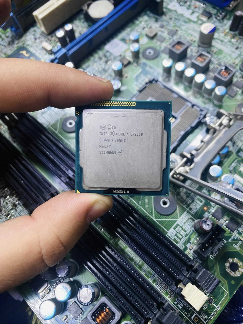 معالج
‏Intel Core i5-3550
بتردد 3.30GHz

المواصفات الأساسية

* المعمارية: Ivy Bridge (الجيل الثالث)
* عدد الأنوية: 4 أنوية
* عدد الخيوط: 4 Threads
* التردد الأساسي: 3.30 GHz
* يصل بالتيربو إلى: 3.70 GHz
* الكاش: 6MB Smart Cache
* استهلاك الطاقة (TDP): 77W
* دقة التصنيع: 22nm
* المقبس (Socket): LGA 1155


**إذا كنت صاحب هذا الإعلان وتريد حذفه لأي سبب، رجاءا أرسل رسالة إلى الدعم الفني**