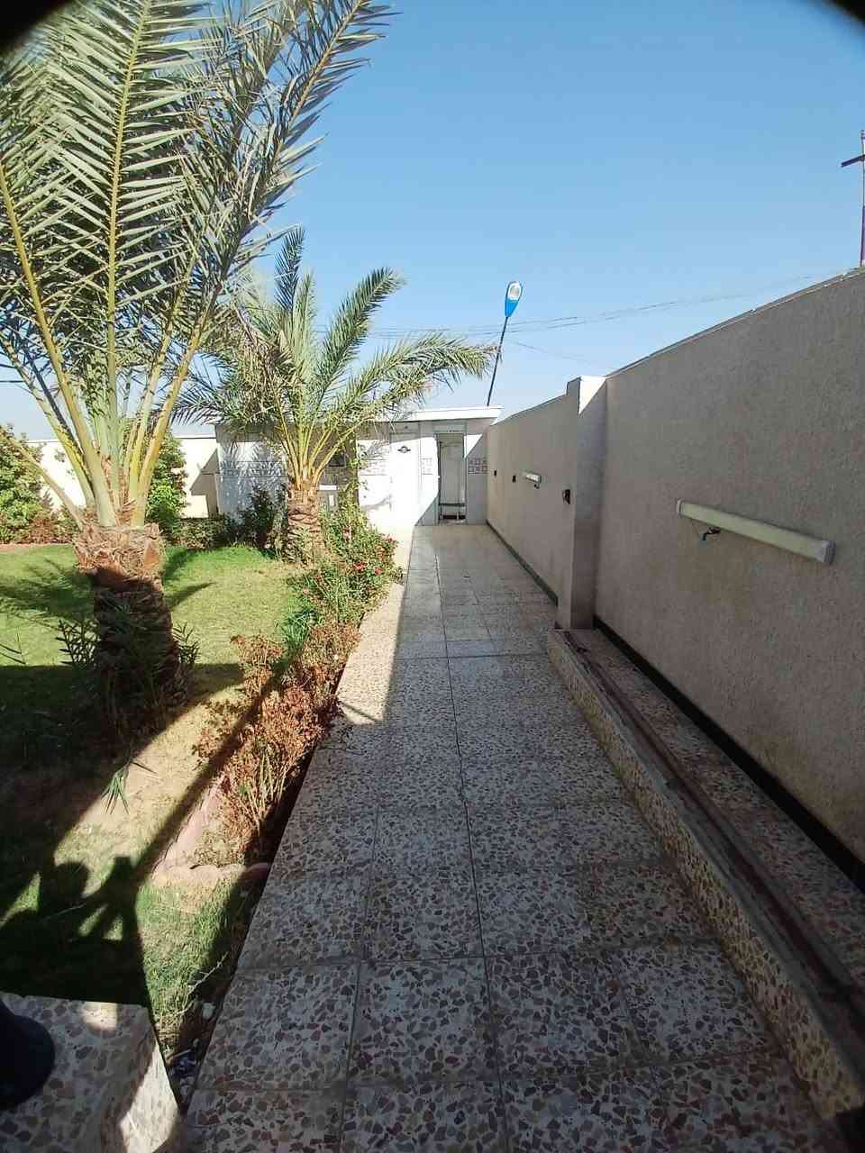 بيت 🏡 للبيع سند 35 البيت ركن مساحة 720م واجها 19 ونص نزال 37م يحتوي البيت   على ثلاثة غرف نوم و مطبخ حار بارد و استقبال 5 في 10 وكراج كبير و حديقه 🏕️كبيرة الخدمات فول البيت صاير على شارع يربط بين الراشدية و جزيرة بغداد السياحية البيت بناء 2024 جديد جدا العنوان / بغداد حي الانتصار مقابل مستشفى🏥 حماد شهاب جاي من مرور الحسينية الاستفسار على الرقم التالي.  ***********  مراسلة على واتساب
