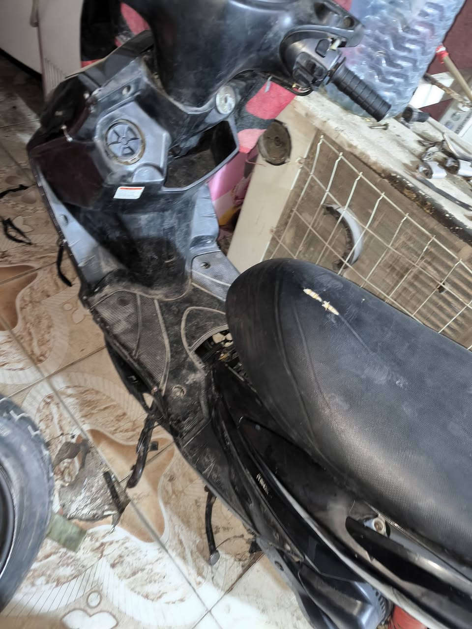 سكنس نوزل خطين دراجة مجفتة مجفتة بس تجفيت مال حض وبخت صارلهة اسبوع والباقي كلة ع الوكالة كلة مكفول من كهرباء وبقية الامور الدراجة نكره سلف ماكو لانضوح لاتبخير لا ايشي لان تجفيتة كاملة شلعة ومعدل فول كلتشات جديده  650 وبيهة مجال 
للطيبين 
مكانهة بصره شارع الميثاق
***********
