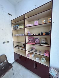 رفوف جديدة • استعمال قليل • محل صيدلية