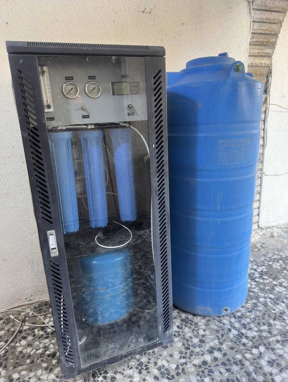 سلام عليكم
السعر مليون دينار عراقي مع التانكي

جهاز تصفية مياه من ٦مراحل ينتج بسعة ٨٠٠جالون في اليوم ويحتوي على مضخه اذا كان الماي ضعيف و يفيد  في الفنادق والمطاعم والبيوت الكبيره وياتي معه تانكي صحي حجم 250لتر

الشراي يتصل على رقمي *********** مكاني بغداد زيونه
