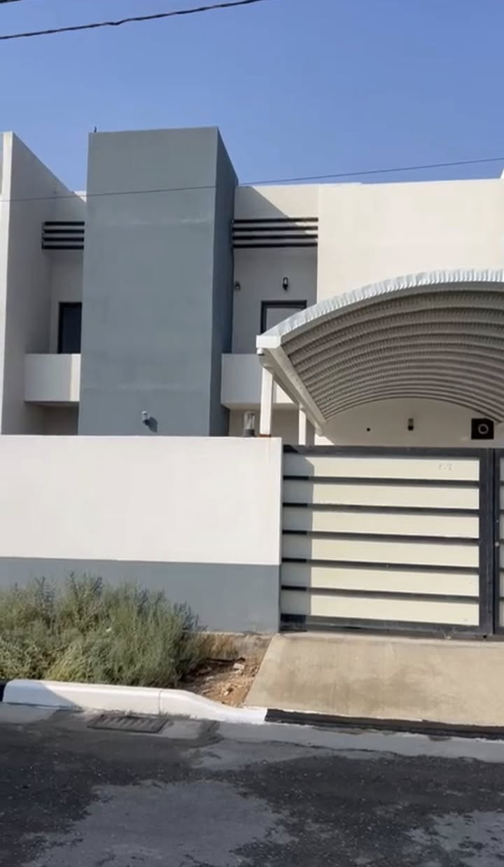 دار "ركن" مميزة للبيع في مجمع الغدير السكني
فرصة استثنائية لامتلاك منزل ركن بمساحة ممتازة وتسهيلات في الدفع!
✨ تفاصيل العقار:
 الموقع: مجمع الغدير السكني
 المساحة: 200 متر مربع
 النوع: بيت ركن (إطلالة وخصوصية أفضل)
 حالة الدار: فارغ وجاهز للتسليم الفوري
💰 تفاصيل النظام المالي:
 المقدمة المطلوبة: 135 مليون دينار عراقي
 باقي المبلغ: يتم تسديده مباشرة إلى الشركة المطورة للمجمع.
📞 للاستفسار والتواصل:
لمعرفة تفاصيل الأقساط أو لتنسيق موعد لمعاينة البيت، يرجى الاتصال بنا:
 📱 رقم الهاتف: ***********
 🏢 المكتب: مكتب نسر الشموخ للعقارات
نسر الشموخ
