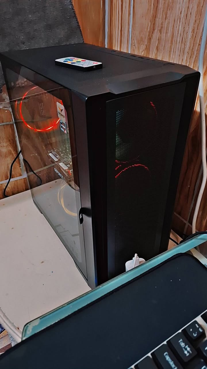 سلام عليكم تجميعه كيمنك للبيع حاله جدآ نضيفه وما مستخدمه
مواصفات الكيس

موديل المذربورد عندك هو:

🔥 ASUS PRIME B450M-A

والشركة: ASUSTeK COMPUTER INC.

💻 مواصفات لوحتك باختصار

✔ تدعم معالجات AMD Ryzen

✔ عندك حالياً: Ryzen 5 5500

✔ تدعم رامات DDR4

✔ أقصى رام: 64GB

✔ تدعم سرعة رام حتى 3200MHz (وأحياناً أكثر مMP)

✔ فيها منفذ M.2 SSD سريع

🔥 جهازك حالياً (من الصورة):

🧠 المعالج: Ryzen 5 5500 (قوي جداً للألعاب)

🧠 الرام: 16GB (ممتاز)

🖥 النظام: Windows 10 Pro 64bit ممتاز 🔥 كرتك هو:

🎮 NVIDIA GeForce GTX 1660 Ti

💻 تجميعتك الحالية:

🧠 CPU: Ryzen 5 5500

🎮 GPU: GTX 1660 Ti

🧠 RAM: 16GB DDR4

🖥 Windows 10 64bit

الذاكرة  SSD 1 تيرا 

بصراحة؟ 👌🔥

جهازك متوازن جداً للألعاب 1080p.

🎮 أداء الألعاب تقريبياً (على دقة 1080p)

🔥 PUBG

إعدادات High

👉 80 – 110 FPS

🔥 GTA V

إعدادات Very High

👉 70 – 90 FPS

🔥 Warzone

إعدادات Medium

👉 60 – 75 FPS

🔥 Fortnite

High

👉 100+ FPS

هل تحتاج تطوير؟

حالياً ❌ لا تحتاج شي ضروري

 

 كيس وشاشه وكيبورد  وباد وماوس  مايك خارجي  وكرسي 

كلهم ب 850 مكاني اربيل 

*********** بي واتساب
