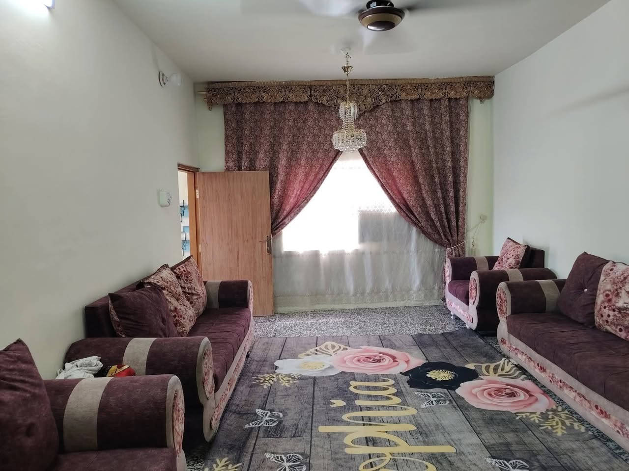 يالله سلام عليكم دار للبيع بغداد المدائن خلف الإمام قريب على السوك وقريب على الإمام سلمان المحمدي ع الدار طابقين خدمات كامله تبليط كهرباء ماء مجاري ثقيلة ومطار الطابق الأول يتكون من غرفة ستقبال 8/5
وغرفه نوم 5/ 5 مع هول 4 /4
ومطبخ 6 /4
 صحيات داخلية خارجيه وكراج سياره
............................. والطابق الثاني
ثلاث غرف نوم كل غرفه 5/5
مع صاله بيتونه الدار بناء حديث يعني 5 غرف نوم مع ستقبال مطبخ هول السعر ١٢٠ وقابل للتفاوض للاستفسار أكثر إتصل على الارقام *********** أو *********** وات ساب مساحه الدار ٢٥٠ متر زراعي على قرار ٢٥
