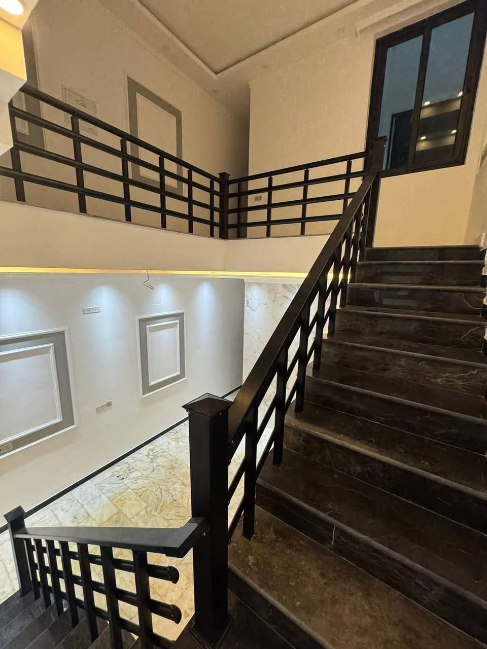 � للبيع – دار سكن فخم بمواصفات راقية
📍 الموقع:
منطقة البنوك – زقاق 8 – خلف شارع الكنيسة
موقع مميز وهادئ وقريب من جميع الخدمات

📐 تفاصيل العقار:
• المساحة: 150 متر
• الواجهة: 5 نزال 30
• سند مفرز رسمي
• عرض الشارع: 15 متر + رصيف 5 متر

🏠 مواصفات البناء:
• أربع غرف نوم سويتات كاملة
• بناء فول درجة أولى
• سنة البناء 2025
• تصميم عصري وتشطيب فاخر

📞 للاستفسار والمعاينة:
مكتب أبو كنار للعقار
☎️ 0771 786 0745
