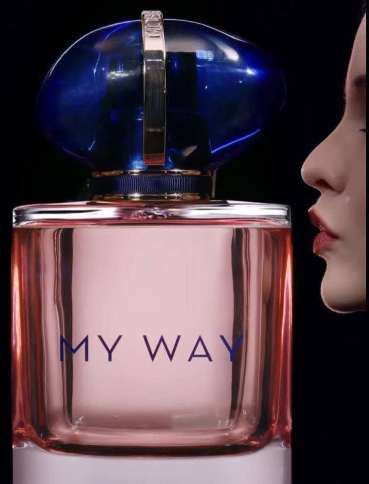 عطر ماي واي  MY WAY
عطر نسائي مثير هادئ🌸

ماي واي عطر الاثارة النسائي 
الهادئ من اصدارات بيت الأزياء والعطور الإيطالي الشهير جورجيو ارماني Giorgio Armani.💖🌸
زهري مثير للنساء من العائلة العطرية فلورا My Way عطر . تم اطلاق العطر حديثا في عام 2020 😍❤️
🌸 باقة عطرية استثنائية فواحة تشذو بعبير الياسمين يمزج هذا العطر النسائي المضيء بين الروائح الزهرية والحمضيات والخشبية والبودرية لجوهر رقيق ورومانسي يجعله المميز من بين مجموعاتك المفضلة في الطقس الدافئ 🌸🌸
المكونات العليا من زهر البرتقال والبرغموت تضفي كثافة متلألئة منذ البداية ، مما يخلق جوا مهيبًا . ومما يزيد من إبراز هذه المكونات هو الياسمين الهندي ومسك الروم في قلب العطر ، والتي تتحد لتشكل باقة أنثوية مبهرة أخيرًا ، تشتمل اللمسات الأخيرة على المسك الأبيض وأرز فيرجينيا وفانيليا مدغشقر في القاعدة ، مما يجذب أي شخص قريب بديناميكيتها الحسية الناعمة 
الحجم ١٠٠ مل


**إذا كنت صاحب هذا الإعلان وتريد حذفه لأي سبب، رجاءا أرسل رسالة إلى الدعم الفني**