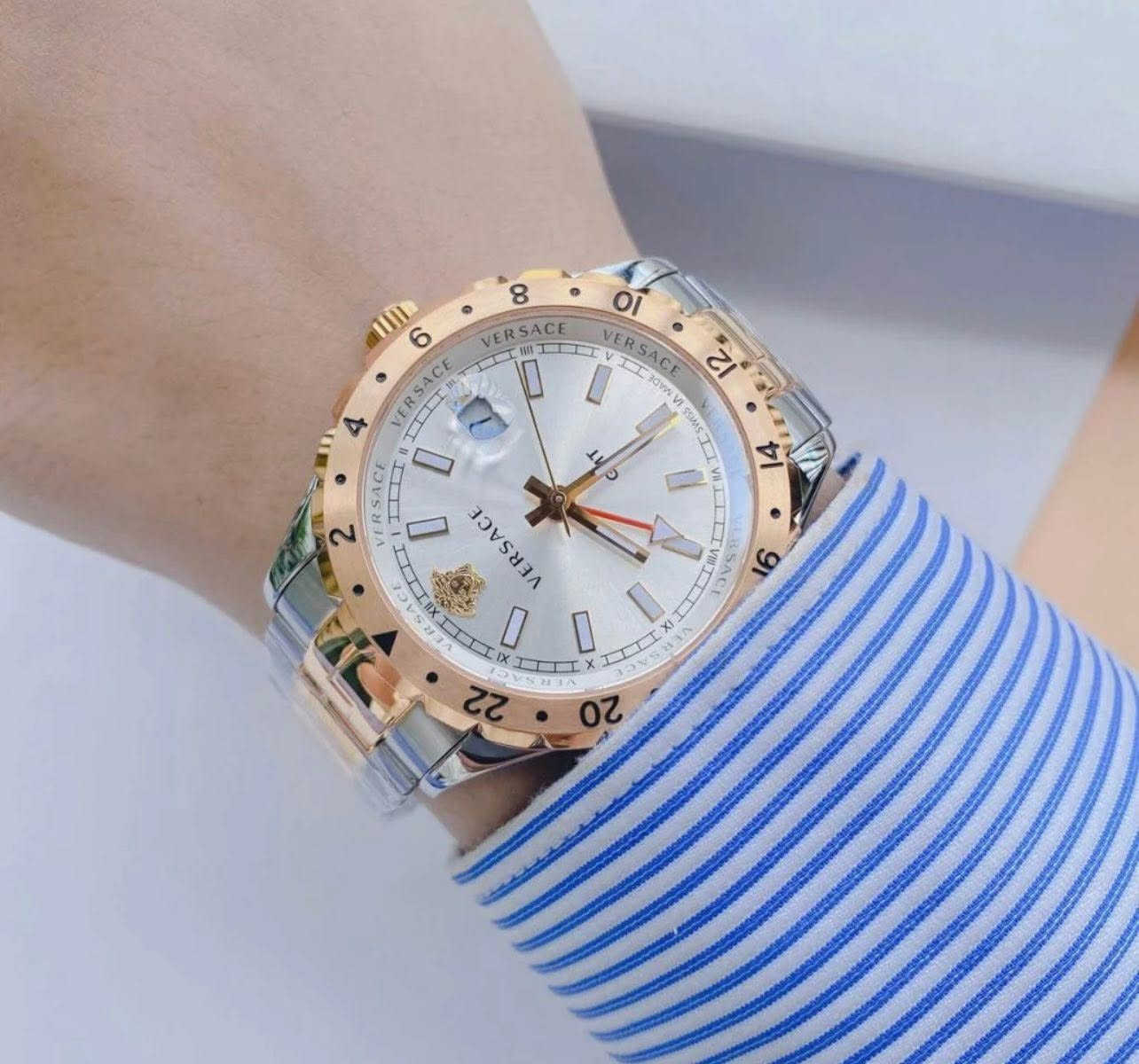 الميناء: فضي دائري، يحمل شعار رأس "ميدوسا" الشهير لفيرساتشي عند مؤشر الساعة 12.الهيكل والسوار: مصنوعان من الفولاذ المقاوم للصدأ (ستانلس ستيل) بتصميم فاخر ثنائي اللون (فضي ومطلي بالذهب).الإطار: إطار ثابت مطلي بالذهب ومزود بتوقيت 24 ساعة لوظيفة الـ GMT (تتبع منطقة زمنية ثانية).المقاس: قطر الهيكل يبلغ 42 ملم.الزجاج: كريستال الياقوت (Sapphire) المقاوم للخدش والمضاد للانعكاس.الحركة: حركة كوارتز سويسرية دقيقة (Swiss Made Quartz).مقاومة الماء: حتى عمق 50 متراً


**إذا كنت صاحب هذا الإعلان وتريد حذفه لأي سبب، رجاءا أرسل رسالة إلى الدعم الفني**