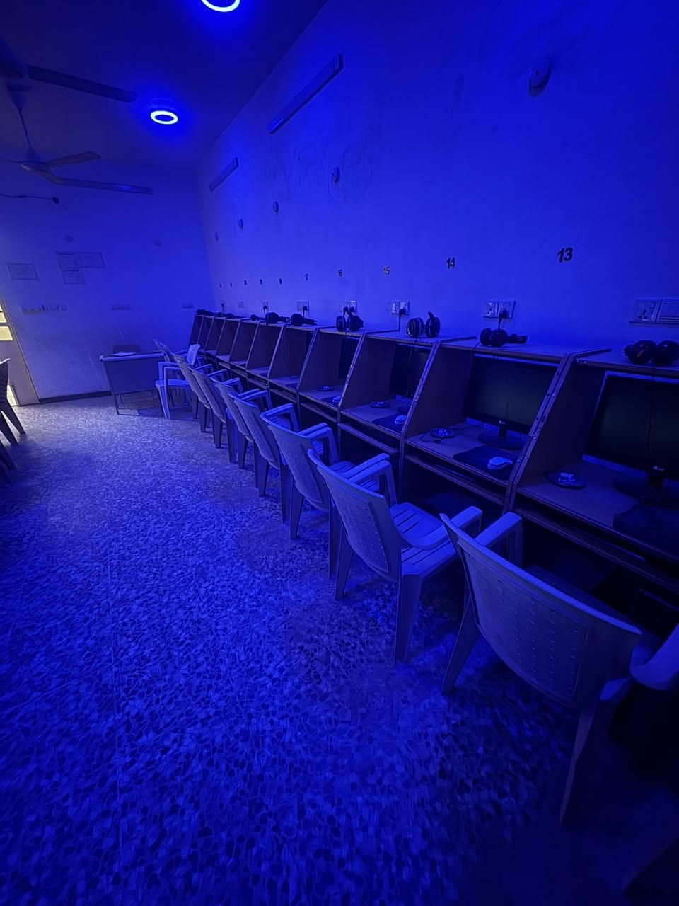 السلام عليكم
للبيع قاعة حاسبات كاملة مكملة مع الميوزة والكراسي يعني بس جيب وشد
عدد الحاسبات 22 حاسبة
8 منهن

CPU: i5 9400F
GPU: 1660Ti MSI
M.B: H310
RAM: 16 GB
PSU: 650 Watt
SSD: 128GB
HDD: 1TB

ووحدة

CPU: i7 8700K
GPU: 1060 6GB Gigabyte
M.B: Z390 MSI Tomahawk 
RAM: 16 GB
PSU: 650 Watt
SSD: 128GB
HDD: 1TB

والثانية

CPU: i7 6700K
GPU: 1650 Super MSI 4GB
M.B: Z170
RAM: 16 GB
PSU: 650 Watt
SSD: 128GB
HDD: 1TB

والثالثة

CPU: i5 2400
GPU: GT 450
M.B: H61
RAM: 8GB
HDD: 500GB

والباقيات
CPU: Intel Pentium 4
GPU: 9500 GT 
M.B: Gigabyte
RAM: 2 GB
HDD: 250 GB

كراتين القطع مال الحاسبات كلها موجودة

السعر الكلي 9 ملايين وبيهن مجال

استفسار على هذا الرقم
***********
ما متواجد على الماسنجر
