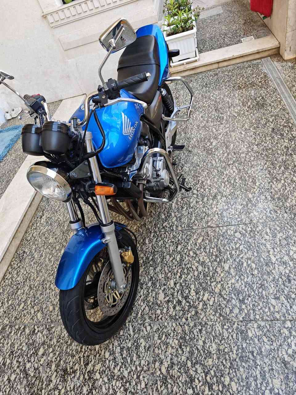 السلام عليكم cb4  نوزل للبيع الدراجه رمبة نازلة صارلهه شهرين كفالة عامة المكان العمارة *********** فقط اتصال خاص غير متواجد اسف على الاطالة
