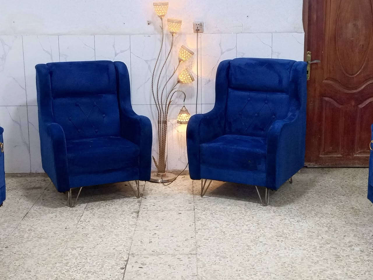 تخم نظيف جدا 12مقعد ب300الف وبي مجال المكان الوشاش *********** يوجد توصيل بكروة يوجد واتس اب
