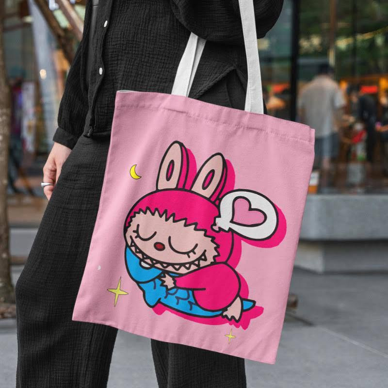👛حقيبة كتف لابوبو الجديدة 👛
شنطة قماش غير رسمية بطابع كيوت وعصري، تناسب كل يوم سواء للطلعات، الشوبنغ أو حتى الاستخدام اليومي 💖

🧸 تصميم مستوحى من شخصية Labubu اللطيفة، مع 9 رسومات مختلفة تعطيها شكل ممتع ومميز 😍🎀

📏 المقاس:
الارتفاع: 38 سم 📐
العرض: 30 سم 📐

💼 مناسبة لـ:
• الطلعات اليومية 🚶‍♀️
• المكياج ومستحضراتك 💄
• أغراض البيبي 👶
• الشوبنغ والتسوق 🛍️
• الاستخدام المدرسي أو الجامعي 📚
✔️ قماش قوي وخفيف بنفس الوقت
✔️ مساحة واسعة وترتيب عملي للأغراض
✔️ تصميم كيوت يناسب البنات بكل الأعمار
✔️ سهلة الحمل ومريحة على الكتف
💫 شنطة تجمع بين الكيوت والعملية… خفيفة، مرتبة وتكفي كل احتياجاتك اليومية بدون تعب

سعر القطعة 8 الاف
🚘يوجد خدمة توصيل لجميع محافظات العراق ٤ الاف🚘


**إذا كنت صاحب هذا الإعلان وتريد حذفه لأي سبب، رجاءا أرسل رسالة إلى الدعم الفني**