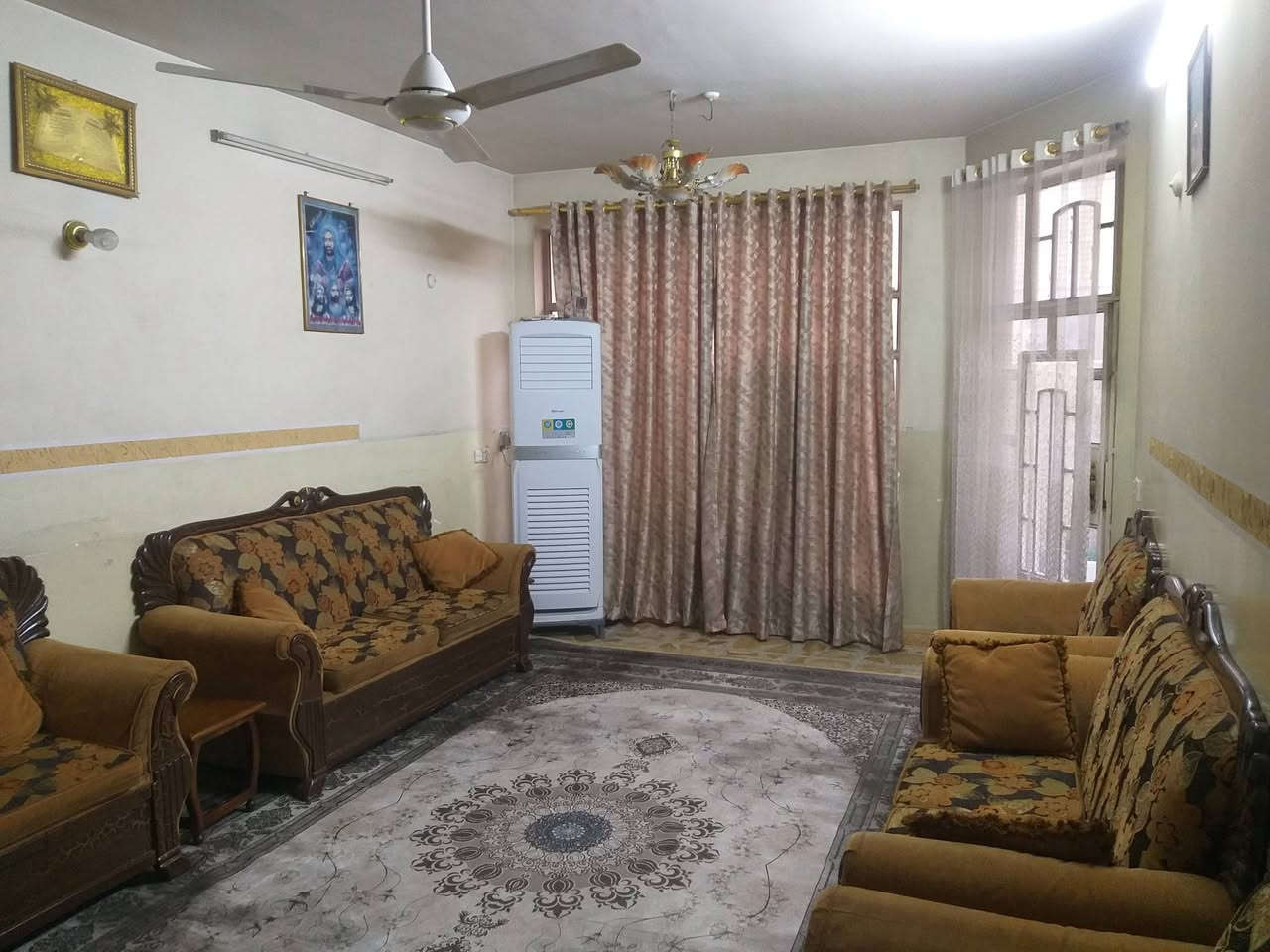 بيت زراعي ٢٠٠ متر منطقة البلديات شارع المرور قرب دائرة الفحص المروري
البيت طابقين يحتوي على ست غرف نوم ، غرفتين في الطابق الارضي والاربعة الباقية في الطابق الثاني 
غرفة الاستقبال 7×4
صالة عدد اثنين فوگ وجوة
الخدمات حمام فوگ وحمام جوة
تاريخ بناء البيت 2010 

السعر ٢١٠ مليون قابل للتفاوض .
للاستفسار اكثر الاتصال او مراسلة وات ساب ، على الرقم ادناه ***********
