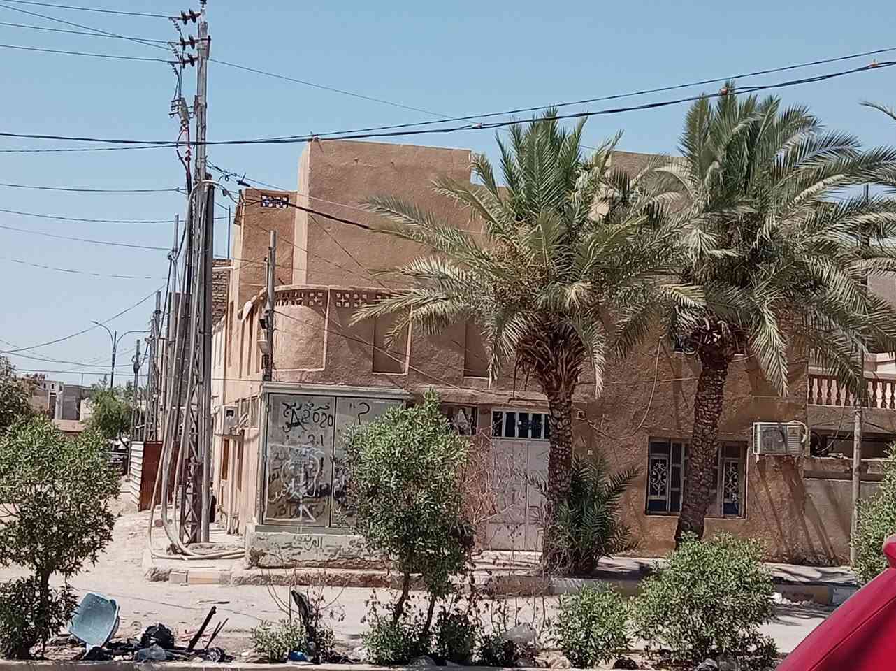السلام عليكم لدينا دار للبيع في حي العصري ركن على شارعين تجاري سكني قرب جامع حي العصري، مساحته 100 متر الطابق الاول صالة واستقبال وغرفة نوم و3 صحيات ومنور ومطبخ 
والطابق الثاني 3 غرف وبيتونه وسطحين للاستفسار 
***********
