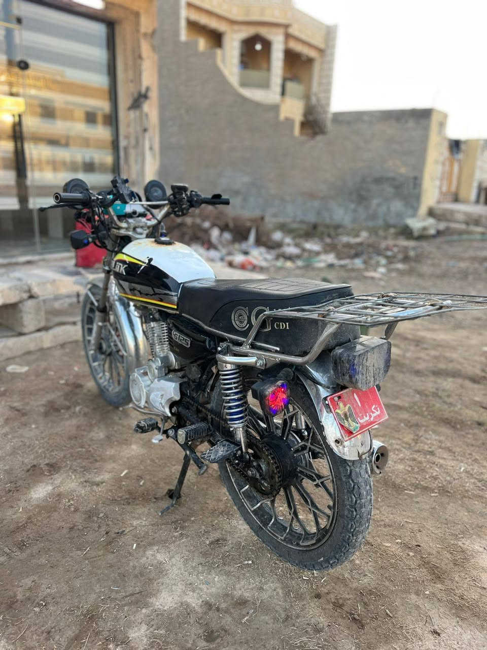 دراجة سيفان
5 كير 
مكينة 150
موديل 24 
الدراجه كفاله من التاير للتاير 
ما مفتوحه 
السعر 650 وبيها مجال 
ما متواجد عل فيس 
***********
واتس /اتصال
