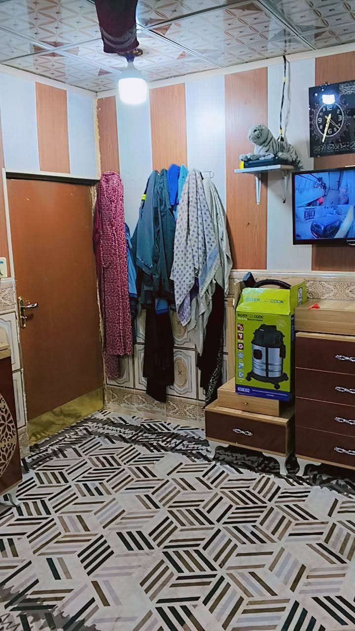 سلام عليكم للبيع بيت 50متر نضيف جدن كله لبيت سراميك جاهز للسكن يبعد عن شارع لعام 200متر قريبه يمه مدارس اسواقات إني أبو لبيت مو دلال وياخذ منك دلاليه ***********سعره 15بي مجال قليل
