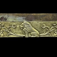 منقلة نحاس اصفر  صب ( منقوش )  شغل بغدادي قديم  الطول / 75 سم  العرض /...