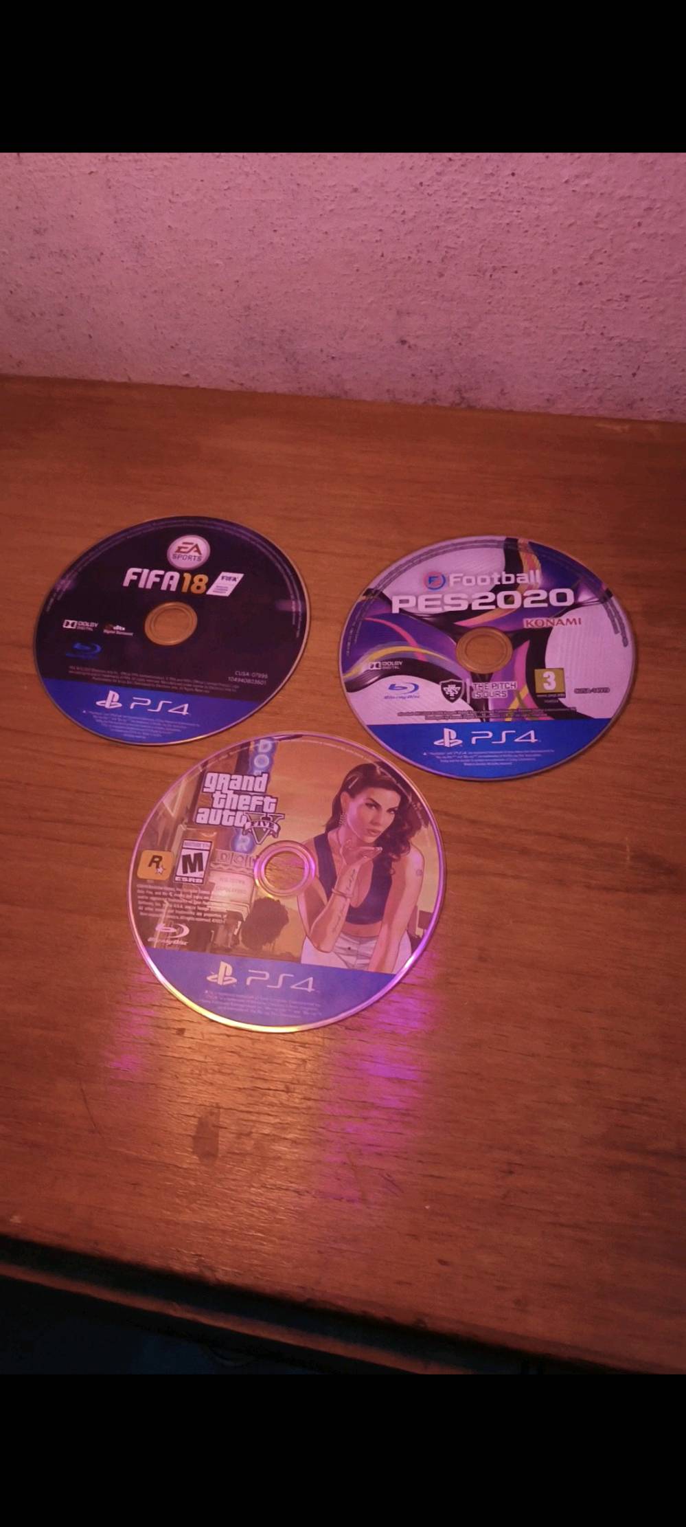 🎮 للبيع بلايستيشن 4 (PS4) بحالة ممتازة 🎮

✅ بلايستيشن 4 نظيف جدًا، وكالة وما مفتوح أبدًا.
✅ غير مهكر ويشتغل بدون أي مشاكل.
✅ مع قاعدة للبلايستيشن.
✅ 3 أقراص أصلية:

- GTA V
- FIFA 18
- PES 2020
  ✅ 3 جويستكات (يدات) بحالة جيدة.
  ✅ الجهاز جاهز للاستخدام مباشرة.

📍 الجهاز نظيف والاستعمال خفيف.
💰 السعر: (400) وبي مجال للطيبين
المكان: بغداد ابو غريب