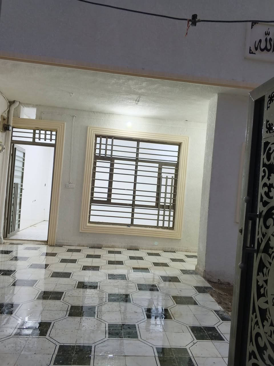 دار 200 متر للبيع مطلوب مبادرة تم تسديد سنة وشهرين من القسط الشهري تدفع مقدمة 60 والباقي تسديد شهري للمصرف العقاري شهريا 438 الف  عنوان الدار حي الحوراء الثالثة المربع الذهبي بالخدمات للاستفسار الاتصال على الرقم ***********
