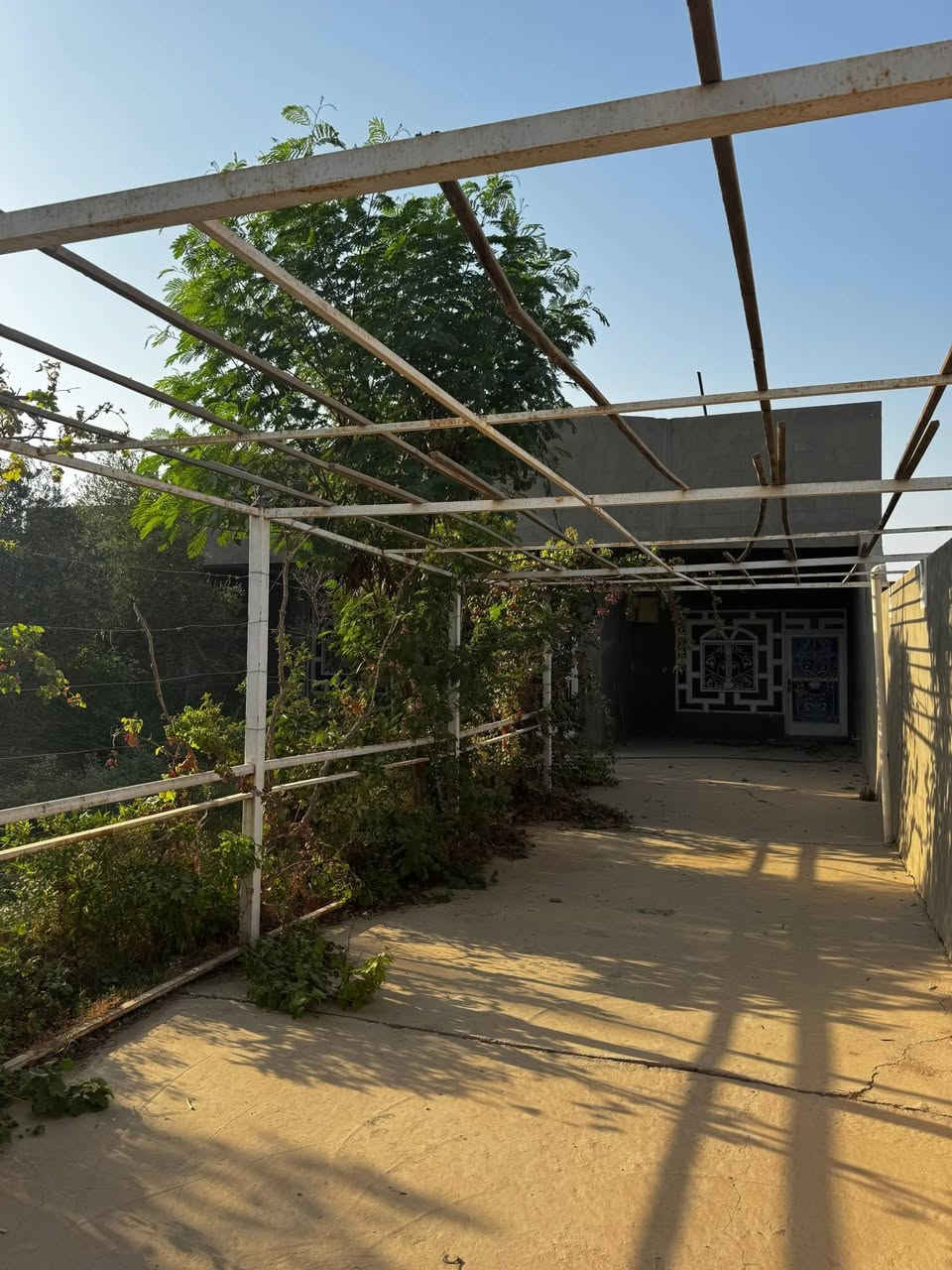 السلام عليكم للبيع بيت 650متر بناء جديد  على الشارع العام حديقه 250متر يتكون من  حمامات خارجية وداخلية مضيف غرفتين صاله مطبخ بناء درجة أولى طابوك
العنوان طريق جسر ال عيسى الي يربط ب شارع المعمل قريب الجسر على الشارع العام مباشر السعر 150مليون قابل للتفاوض للاستفسار ***********
