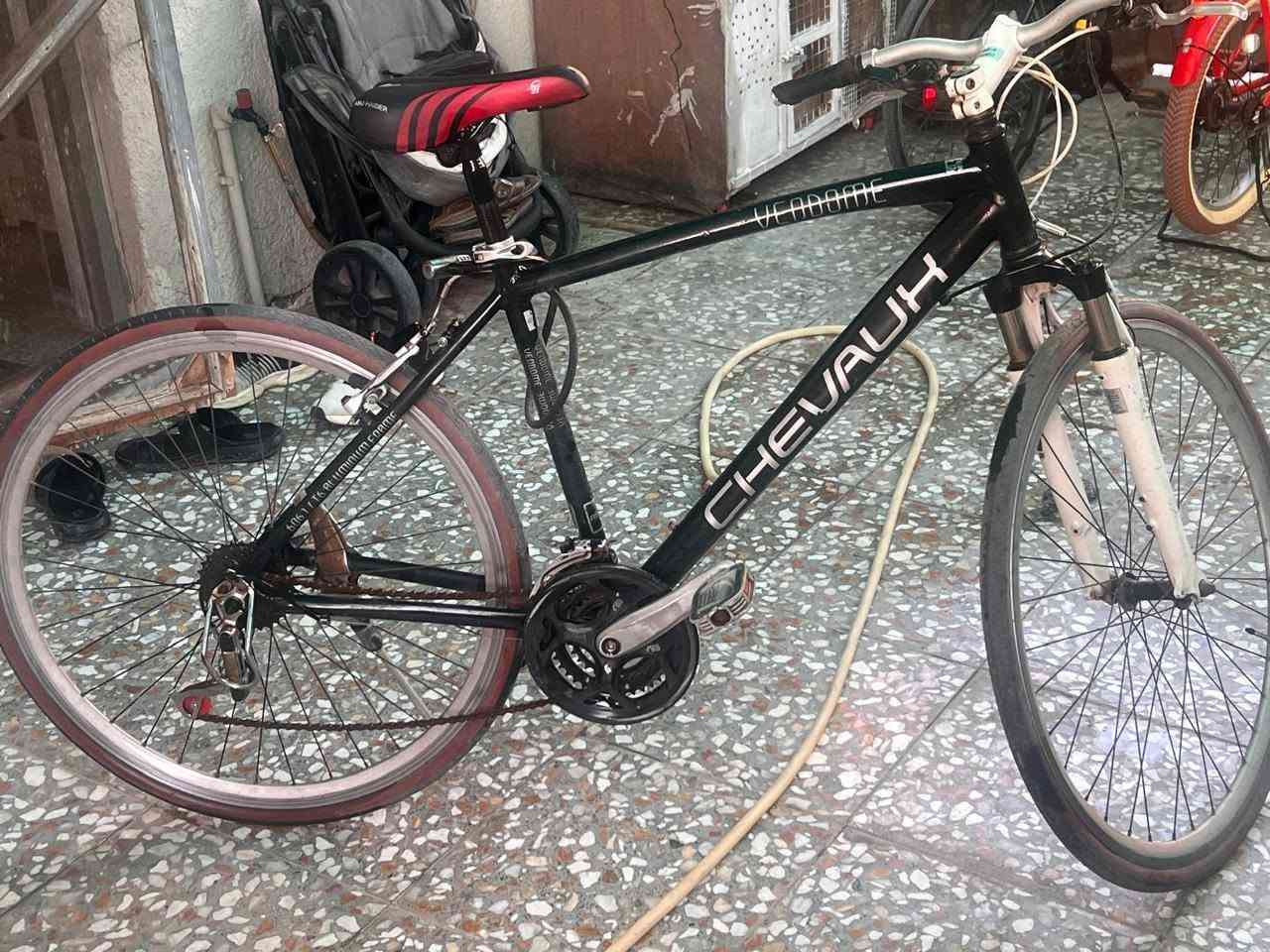 🚲✨ للبيع بايسكل شيفاكس فرنسي 🇫🇷 المنيوم بالكامل خفيف الوزن ✨🚲
✅ فريم ألمنيوم بالكامل.

✅ ويل أمامي وخلفي ألمنيوم.

✅ مكينة 8×3 (8 سرعة).

✅ دبلات أمامي.

✅ الغيارات والفرامل كلها شغالة 100% 💯

✅ الدراجة جاهزة للاستخدام وما تحتاج أي تصليح يتحمل أوزان عاليه 👌

📌 ملاحظات بسيطة 👍

📍 الموقع: بغداد - البياع .

💰 السعر: ١٤٥ ألف دينار (قابل للتفاوض بالمعقول).

🔥 دراجة أصلية ونظيفة، فرصة للي يريد جودة وسعر مناسب. مريح للرحلات الطويله خفيف وسريع جداً


**إذا كنت صاحب هذا الإعلان وتريد حذفه لأي سبب، رجاءا أرسل رسالة إلى الدعم الفني**