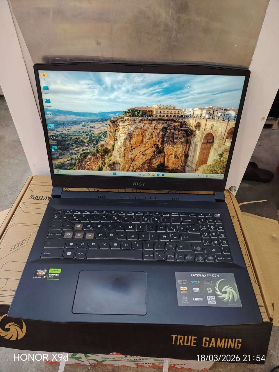 bravo 15 C7VFK
المواصفات الأساسية

​المعالج: AMD Ryzen™ 7 7735HS (بـ 8 أنوية و16 مسار، وتردد يصل إلى 4.7 جيجاهرتز).

​كرت الشاشة: NVIDIA RTX™ 4060 بذاكرة 8GB GDDR6 (يدعم تقنيات DLSS 3 وتتبع الأشعة).

​الذاكرة (RAM): يأتي بـ 16GB DDR5 (قابلة للترقية حتى 64GB).

​التخزين: قرص NVMe SSD PCIe Gen4 بسعة 512GB.

الشاشة والتصميم

​الشاشة: مقاس 15.6 بوصة بدقة FHD (1920x1080)، وبمعدل تحديث 144Hz مما يجعله ممتازاً للألعاب السريعة.

​التبريد: نظام Cooler Boost 5 المزود بمروحتين و6 أنابيب حرارية لضمان استقرار الأداء تحت الضغط.

​لوحة المفاتيح: إضاءة خلفية زرقاء (Blue Backlight) مع RGP.


**إذا كنت صاحب هذا الإعلان وتريد حذفه لأي سبب، رجاءا أرسل رسالة إلى الدعم الفني**