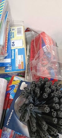 قرطاسية كامل بالنايلون للبيع وسبورة غير مستخدم 🌹 ميز دراسة للطلاب غير