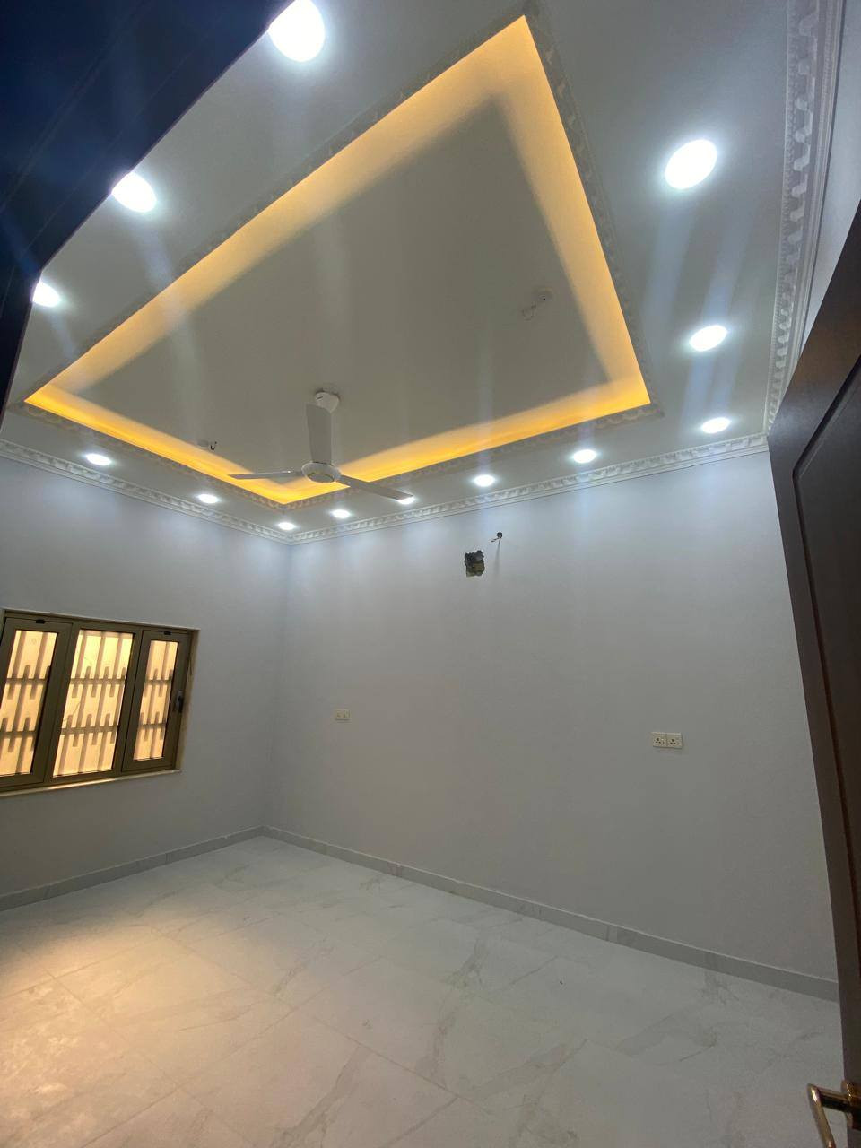 بيت الايجار حي صنعاء 
يحتوي على 4غرف منام وصاله واستقبال ومطبخ وصحيات 
جميع الغرف تحتوي على سبالت وكونتر مطبخ 
الايجار الشهري 1800$

عنوان المكتب 
شارع 14 تموز مقابل مطعم السوري 
***********_***********
