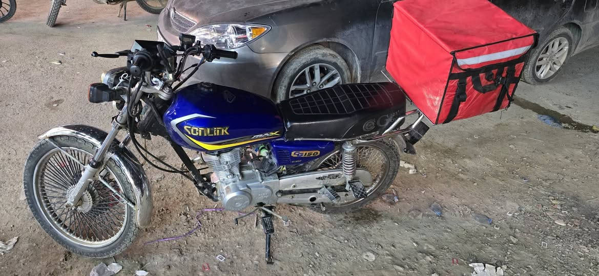 السلام عليكم ايراني 4 كير موديل 2023 اوراق بيها الدراجه نقصها قاعده امامي وبكلايت خلفي والايتات طفن فجئه والدشبول مكسور الدرلجه لانضوح لا تبخير الدراجه ممفتوحه السعر 575 وبيها مجال مكاني بغداد ابو غريب رقمي *********** الموشراي لايتعبني ملاحضه الصندوك مو وياها
