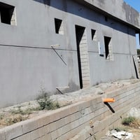 سمنت درجة أولى • نقش ملكي • العلم