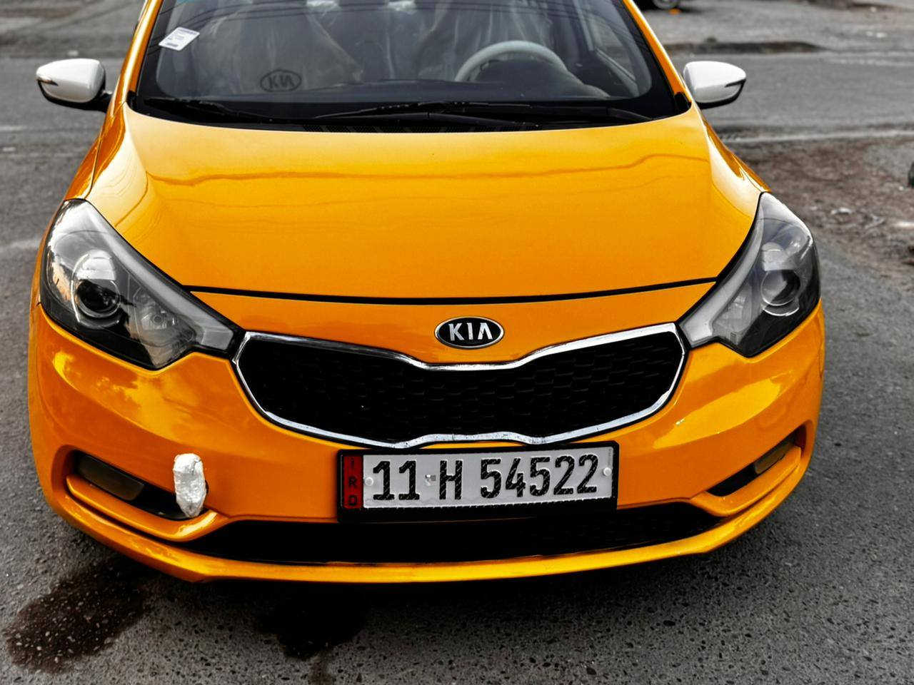 السلام عليكم  كيا فورتي موديل 2016 رقم بغداد نكليزي بسمي تحويل ثاني يوم مصفره هيه وغرامات
حادثه بنيد وجاملغ مصلح نفسه 
محرك كير كفاله  دوشمه جديده تبريد تدفئه شغال سياره جاهزه ما ناقصه اي شي الشعر 108بيه مجال قليل 
العنوان بغداد رصافه 
رقم هاتف ***********
