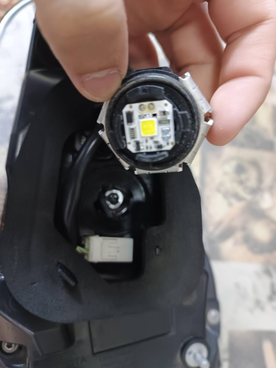 السلام عليكم. ✋
✅ بك لايت كورلا جهة اليمين القطعه المتحركه مع الصندوق وارد صيني شريط LED . 

✅نظافه 90%.

✅ البك لايت نظيف مع الفيش كاملات نظيفات مثل ما موضح بالصور. 🎦

✅سعر البيع على تقيمك.. 💲

✅مكاني بغداد ويوجد توصيل داخل بغداد فقط. 🚕

✅ رقم *********** يوجد واتساب 📲.
