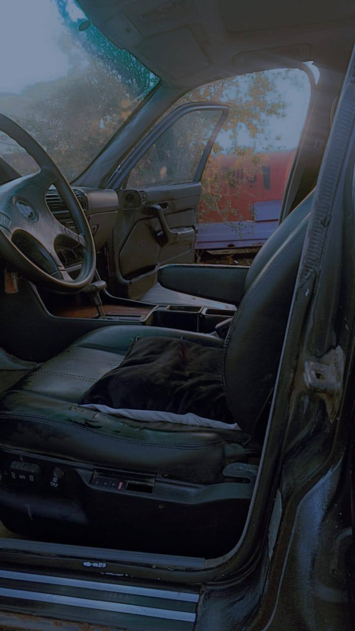 السلام عليكم 
بي ام دبليو  520 موديل 1991
السيارة محورة محرك گير 
ياباني vvt c9  تحويرة كاملة حاوية
يعني مكينه تخبل وقوية 
السيارة جاهزة من كلشي 
ربع ماتصرف عليها وين ماتريد اطلع 
حدادية جديدة 
غرفة جلد اسود
كشنات كهربائيّة 
لايتات زنون 
باتري جديد
السيارة مصبوغه جمالية ابد مامضروبه 
وحته بعدها ما مبولشه
مداور ثاني يوم 
مكاني ديوانية غماس 
السعر 38 وبيها مجال 
اقسم بالله العظيم السيارة صارت عليا اكثر من 50 
بس اشتريت سيارة من الشركة زيرو 
واحتاجيت فلوسها
للاستفسار 
مراسلة الصفحه 
او الاتصال على الرقم 
***********‬‏
***********

(ملاحظة) صور السيارة بدون ترايش 
حاليا شديتلها ترايش بالجوانب
