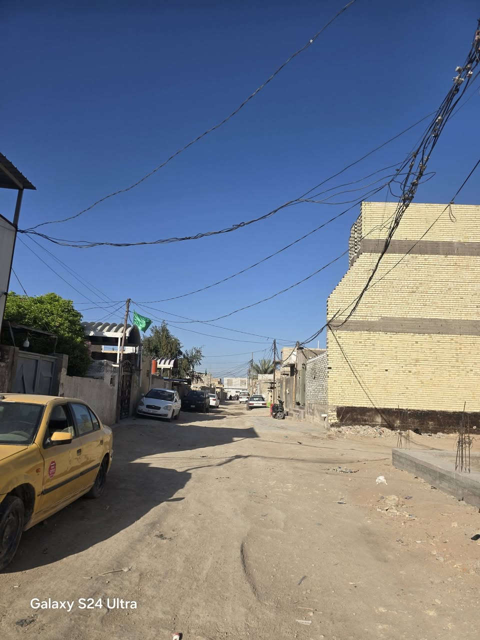 بيت لبيع بشارع المطار الجديد بشارع الحوزه مكانه مرتب المساحه ٢٦٠متر يحتوي على غرفه وصاله ومطبخ وستقبال وحديقه وطارمه وصحيات ومكشوفه السعر ٥٥ وبي مجال ومعزول منه ٦٠متر هيكل غرفه وصاله ومطبخ متر صاعد بناء للستفسار ***********
