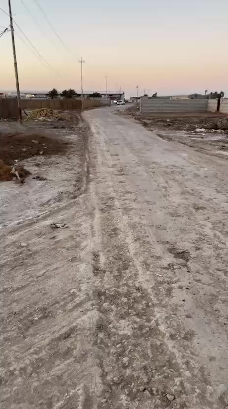 السلام عليكم
للبيع دونم الوجه ٦٥ النزال ٥٠
طابو صرف ملك خاص
بي بيت جديد بناء مرتب
كوت حي الحكيم قرب سيطرة الجديده
يبعد عن شارع العماره ٣٥٠ متر
السعر جدآ جدآ مناسب
السعر ١٣٥ مليون مع مجال بسيط
للأستفسار***********
***********
