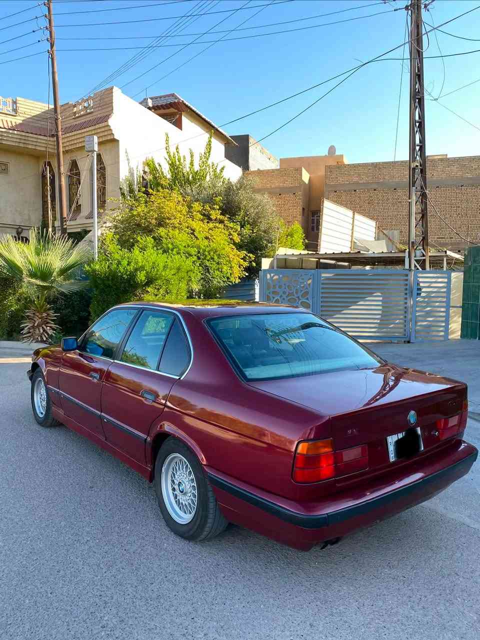السلام عليكم للبيع 
525i 1992 وارد يابان اصل 
محرك 2500 مسكر عدل اصل كير اوتو 
رقم بغداد انكليزي جديد تحويل مباشر 
بدون حادث بدون خياس مكفولة 
تخم ويل خليه اصلي تايرات جدد 
صدر امامي خلفي جديد 
كير ومكينه مكفولات 
تبريد ثلج منظومه كلها جديدة 
جعمة كهرباء جام كهرباء بجم عريض 
 كشنات جلد كهرباء جدد غرفتها جديدة 
مصبوغه عام جماليه بدون حادث 
جاهزه مابيها نقص 
السعر 62 وبيها مجال بسيط 
العنوان / بغداد / حي الاعلام 
***********

