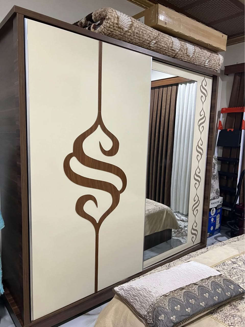 للبيع كنتور بابين سلايت وطاخم قنفه ديوان ٦ امتر نظيفات اثنينهم وبسعر مناسب خابر عليه وتدلل *********** . كركوك, العراق
