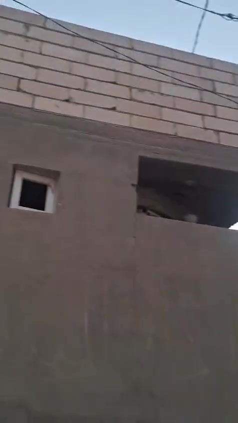 بيت طابو ملك صرف المساحه ١٠٠ متر بناء حديث طابق ونصف الطابق الارضي يحتوى على استقبال كبير وصاله ومطبخ الثاني يحتوى على غرفة نوم وهول كبير ومطبخ وسطح المكان النجف الاشرف حي النداء الجزيره قرب شارع ٦٠ بظهر التجاري ثاني بيت للأستفسار الاتصال على الرقم *********** او المراسله ع الخاص
