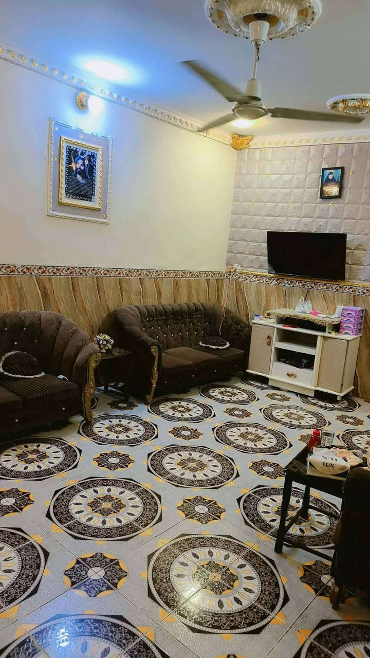 الدار للبيع المساحه 186 متر طابو زراعي سند 25 الموقع سوق العرب مقابل مدرسة البصره يتكون من غرف نوم ثنين وحده فوك وحده جوه وستقبال وصاله ومطبخ مجمع صحي خارجي وداخلي وطارمه حديقه صغيره بناء طابوق السقف عكاده البيت نضيف جدا 

أي استفسار إتصال على الرقم التالي واتساب ***********
أو مراجعة مكتب ابو زهراء التميمي شارع المواكب مقابل حسينية الخزرج
