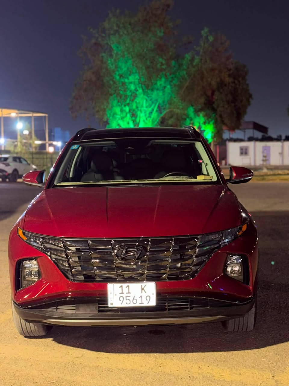 🚗 هيونداي توسان 2024 للبيع
المواصفات والتفاصيل:
 الموديل: هيونداي توسان (Hyundai Tucson)
 سنة الصنع: 2024 (إنتاج 03/2024)
 المواصفات: وارد أمريكي / كندي
 السيارة: دفع رباعي (HTRAC AWD)
 المسافة المقطوعة: 30,000 كم فقط
 اللون: أحمر ماروني مميز
 الداخلية: جلد أسود بحالة ممتازة ونظيفة جداً
⚙️ الأداء والمميزات:
 شاشة لمس كبيرة تدعم أنظمة التشغيل الحديثة
 تحكم كامل من الاستيرن (عجلة القيادة)
 نظام دفع رباعي الذكي (HTRAC)
 نظام فرامل ومساعدات أمان متطورة
 التبريد بحالة ممتازة جداً (أمامي وخلفي)
 حساسات وكاميرا
 السيارة جاهزة ومجهزة بالكامل ولا تحتاج أي مصاريف
📋 حالة السيارة والحادث:
 الحادث: الضرر موضح بالصور (ضربة بسيطة في الجاملغ/الرفرف الأمامي الأيسر بدون أضرار محرك أو شاصي رئيسي).
 الرقم: بغداد تحويل ثاني يوم
💰 السعر والتواصل:
 السعر: 22,000$ (220 ورقة) — وبيها مجال بسيط للجادين
 المكان: بغداد
الاتصال *********** واتساب هم موجود
