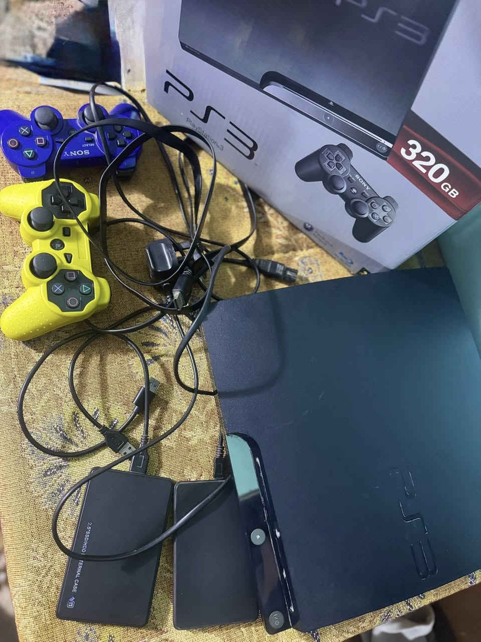 السلام عليكم بلي3 سلم للبيع  ذاكرة التخزين 320 هارد خارجي العدد 2 مع الالعاب اكثر من 15 لعبه جوستك العدد 2 كارتونه وغرضه كامله السعر 150 مكاني الدوره ابودشير الاتصال ع رقم الهاتف ***********
