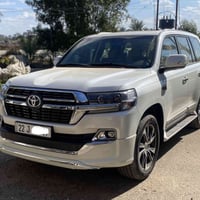 لاندكروز 2021 V8.  GXR  السيارة ماشية 33الف جنطه كهرباء تشغيل عن بعد د...